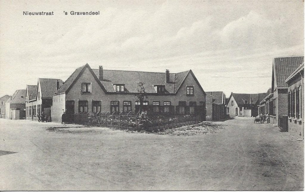 's Gravendeel (Z.H.) Nieuwstraat met Volk, Ophalen of Verzenden, Voor 1920, Ongelopen, Zuid-Holland