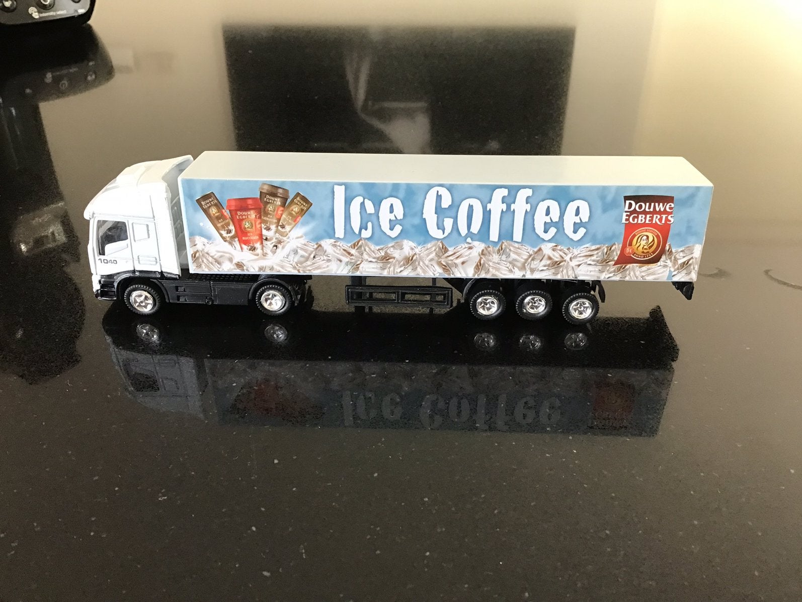 Schaalmodel van een H0 (1:87) Douwe Egberts vrachtwagen., Verzenden, Gebruikt, Bus of Vrachtwagen, Overige merken