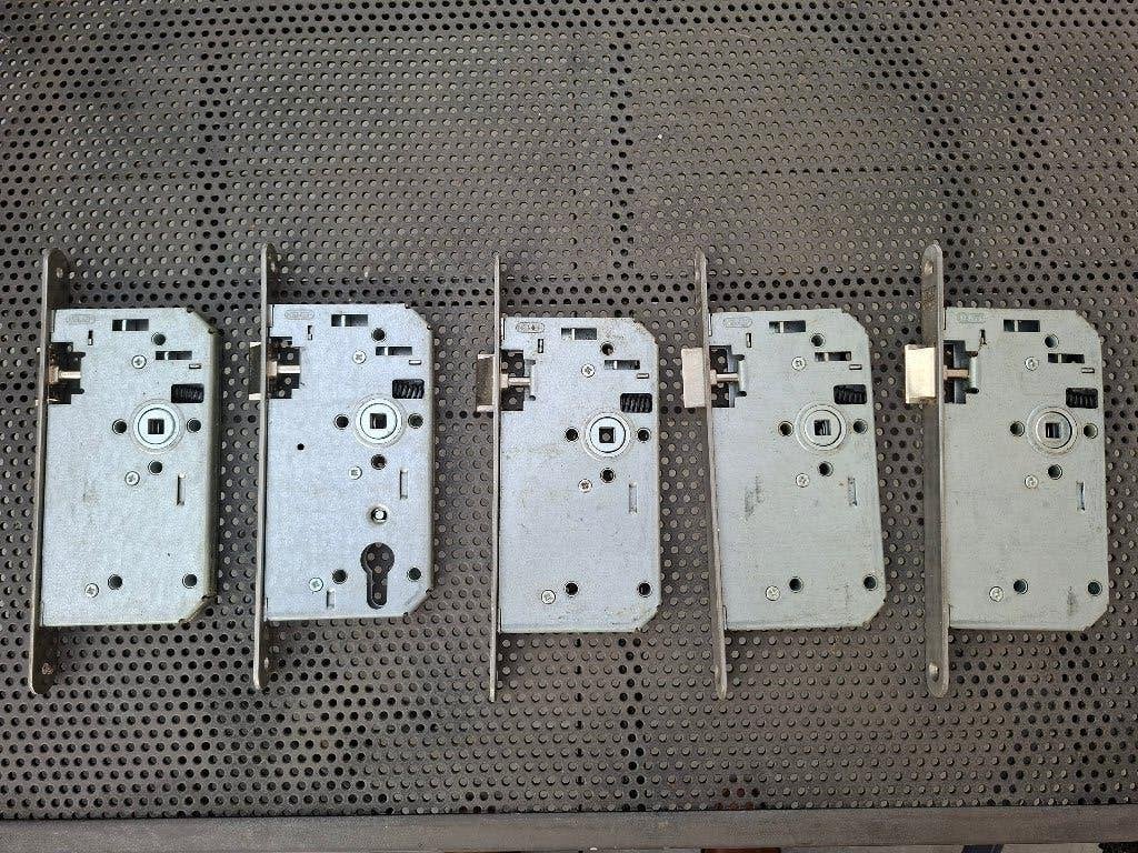 Deur sloten, RVS voorplaat, 5 x NEMEF ASSA ABLOY, 2x REBEL., Ophalen of Verzenden, Nieuw, Rvs, Slot