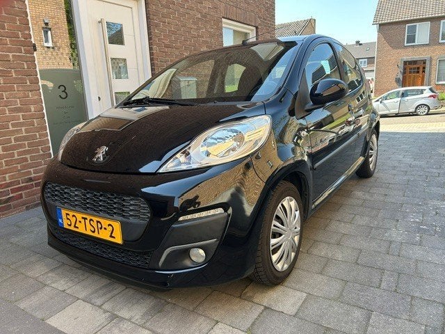 Peugeot 107 1.0 12V 5DR 2012 Zwart Airco 1e eig. navigatie, Voorwielaandrijving, Stof, Zwart, 4 stoelen