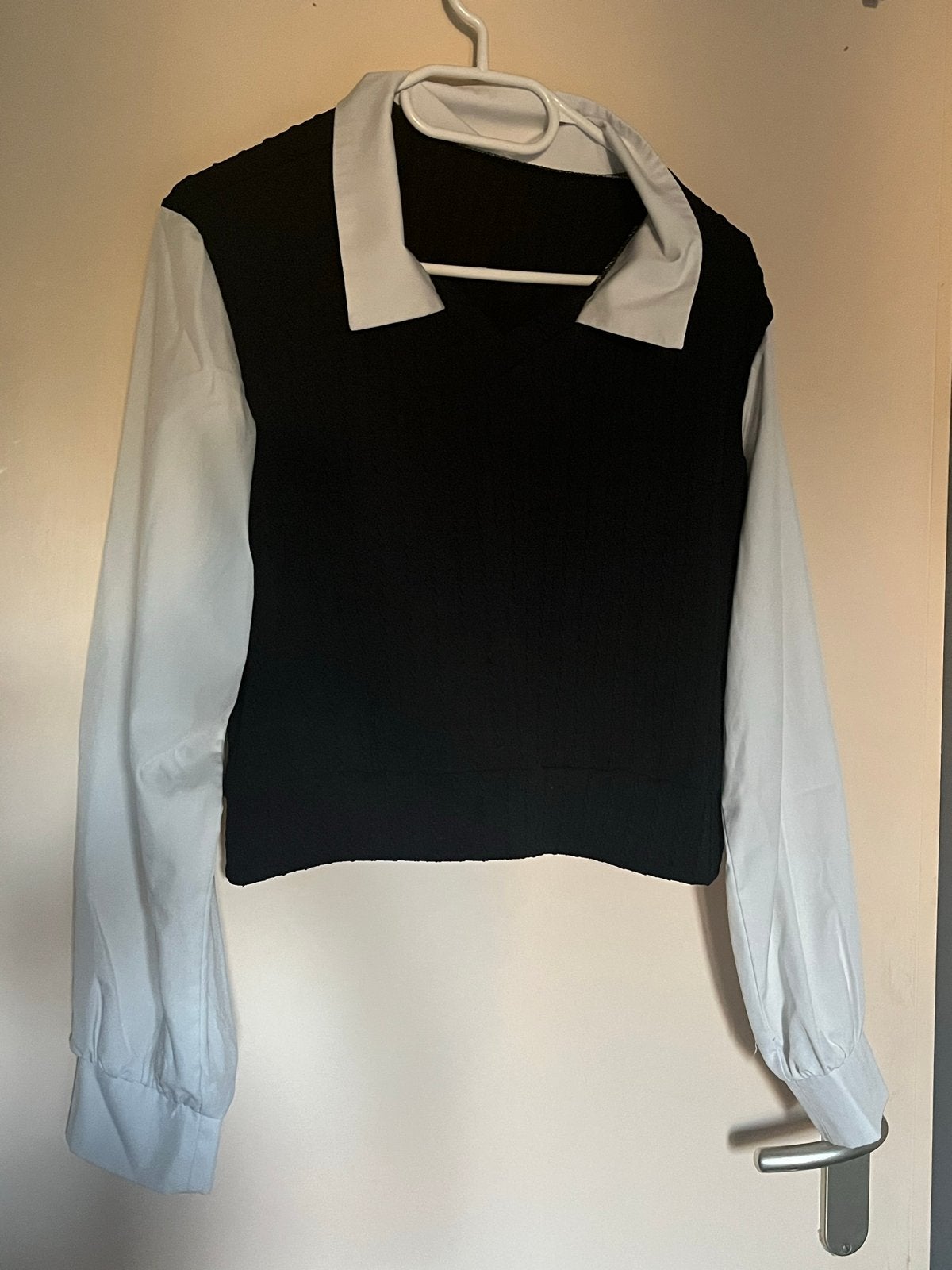 Stijlvolle Zwart-Witte Blouse met Lange Mouwen, Maat 38/40 (M), Zwart, Ophalen of Verzenden, Zo goed als nieuw