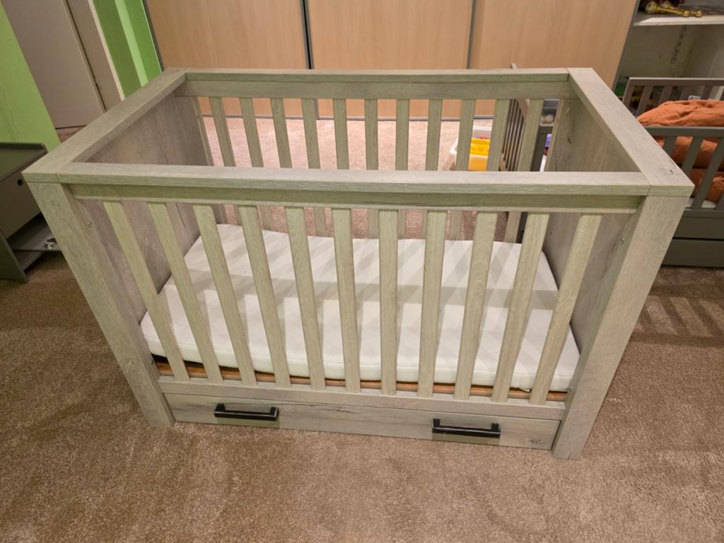 Degelijk babybed Interbaby met lade en matras, Ophalen, Gebruikt, Ledikant