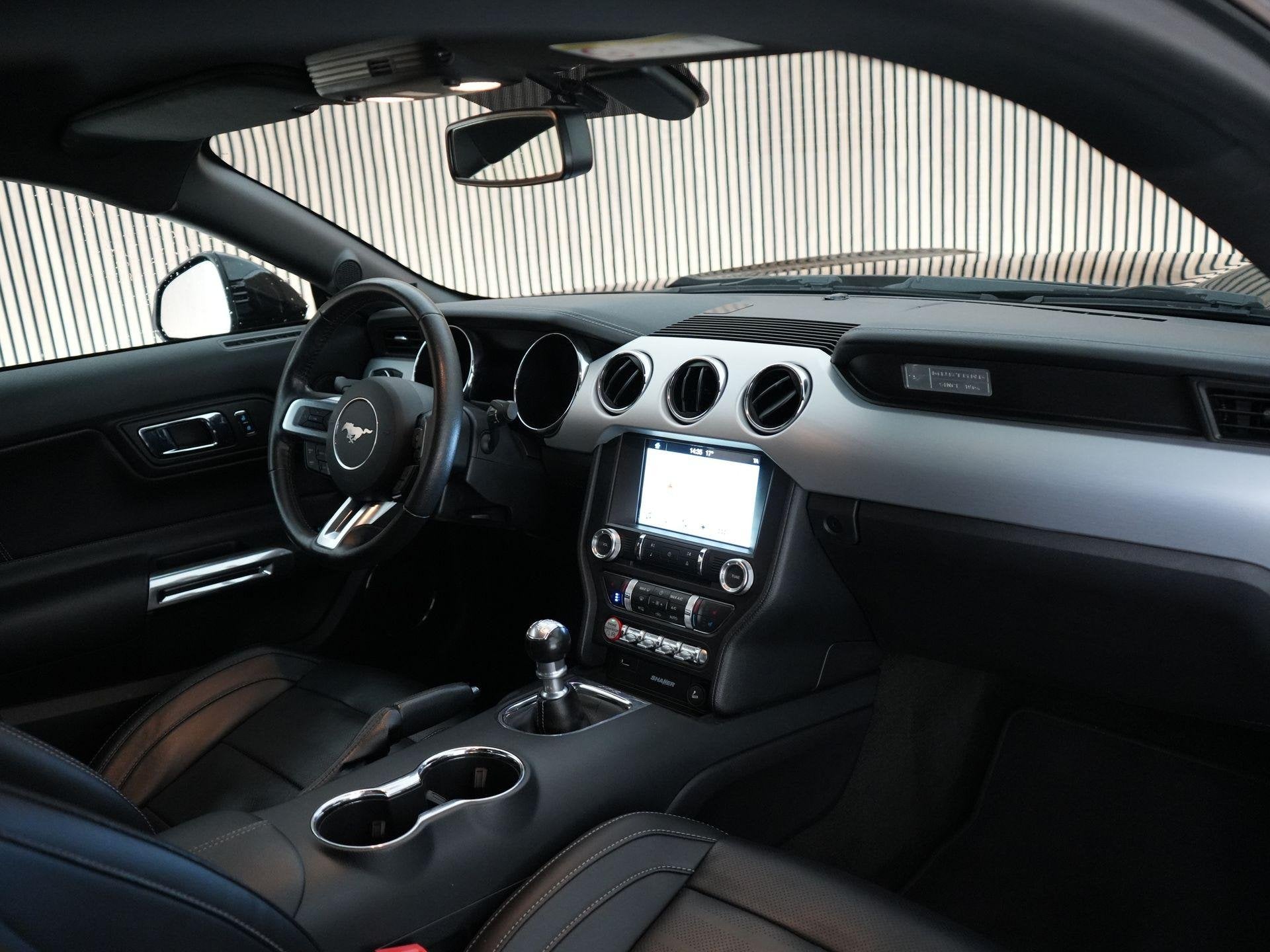 Ford Mustang Fastback GT PERFORMANCE PACK 5.0 421pk HANDGESC, Achterwielaandrijving, Gebruikt, 4 stoelen, Zwart