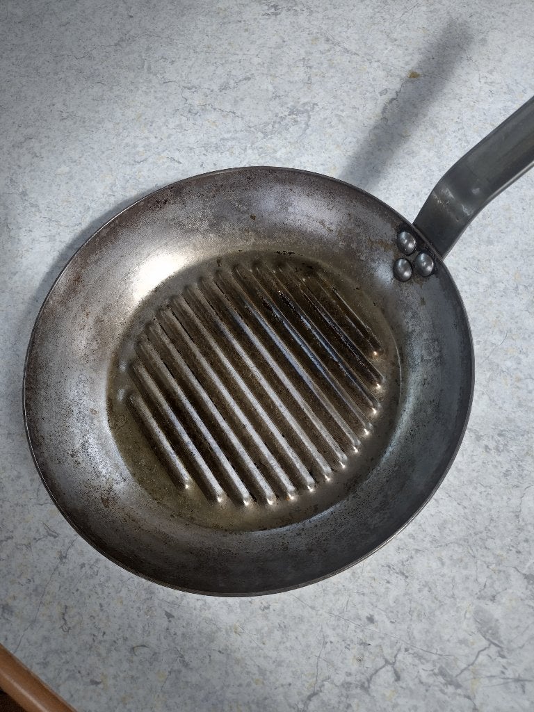De Buyer Carbone Plus Ronde Grillpan - Ø 26cm - Plaatstaal, Huis en Inrichting, Ophalen, Stapelbaar, Gebruikt, De Buyer
