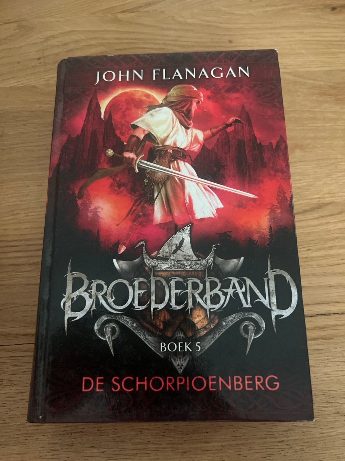 Broederband Boek 5: De Schorpioenberg - John Flanagan, Boeken, Fantasy, Ophalen of Verzenden, Gelezen