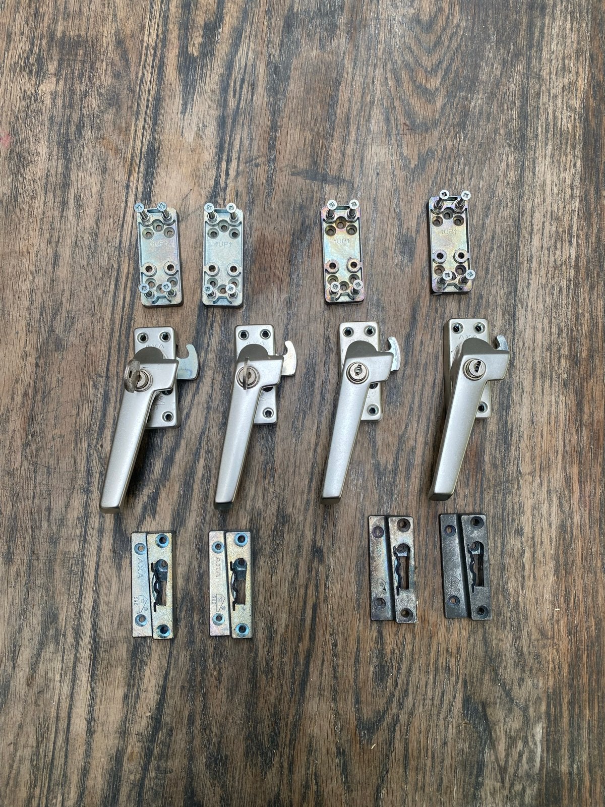 4 stuks AXA raamsluitingen met sleutel, Ophalen of Verzenden, Gebruikt, Overige materialen, Slot