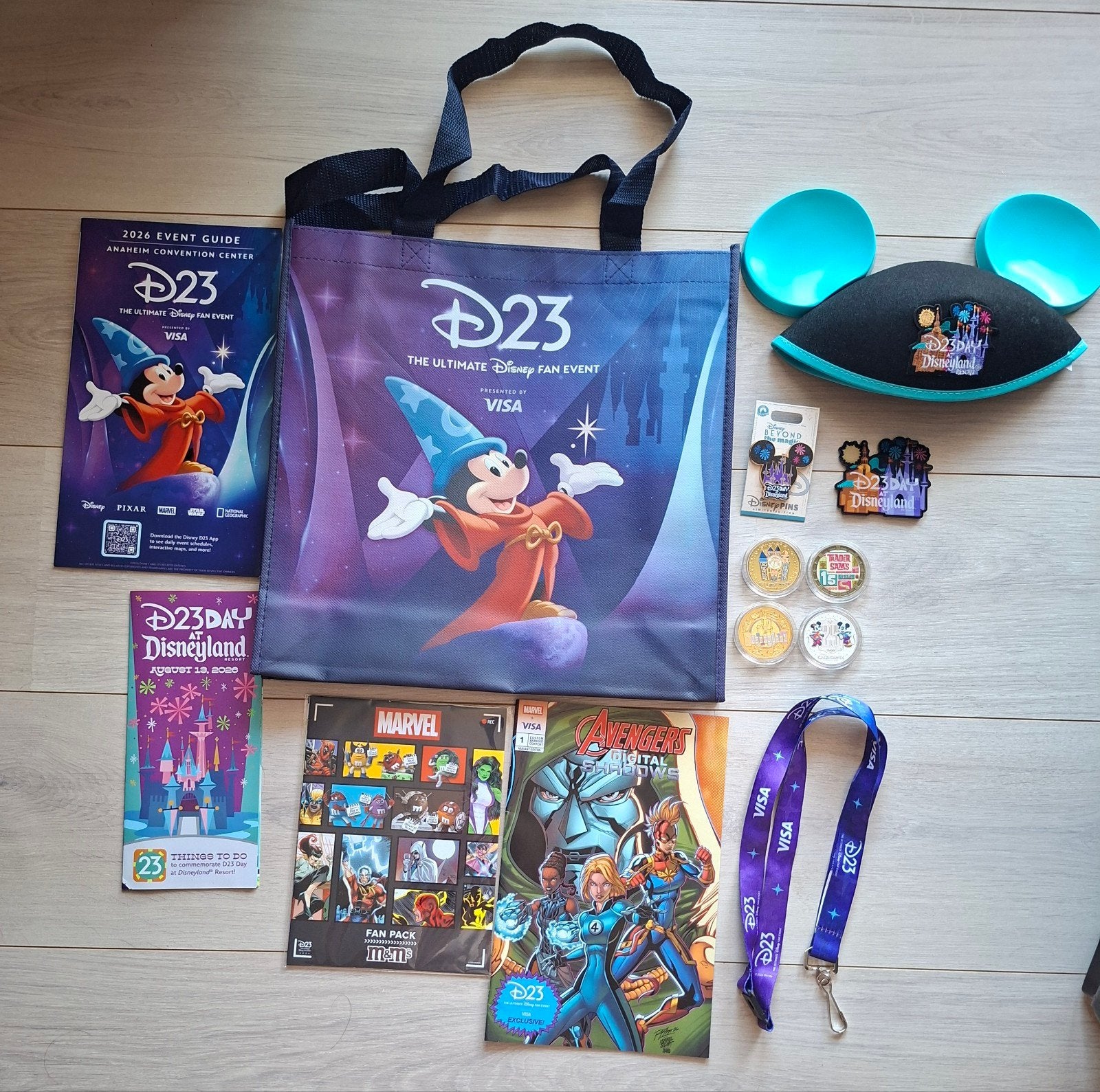 D23 Disney set, Disney pin, medaillon-set, magneet, oortjes, Ophalen of Verzenden, Overige figuren, Nieuw