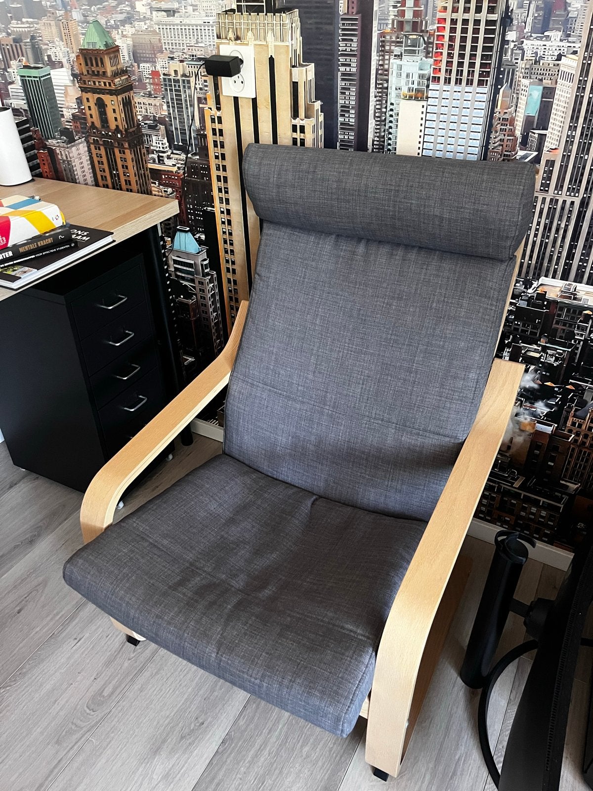 Comfortabele grijze fauteuil met houten frame, Huis en Inrichting, Stoelen, Ophalen, Zo goed als nieuw, Hout, Eén