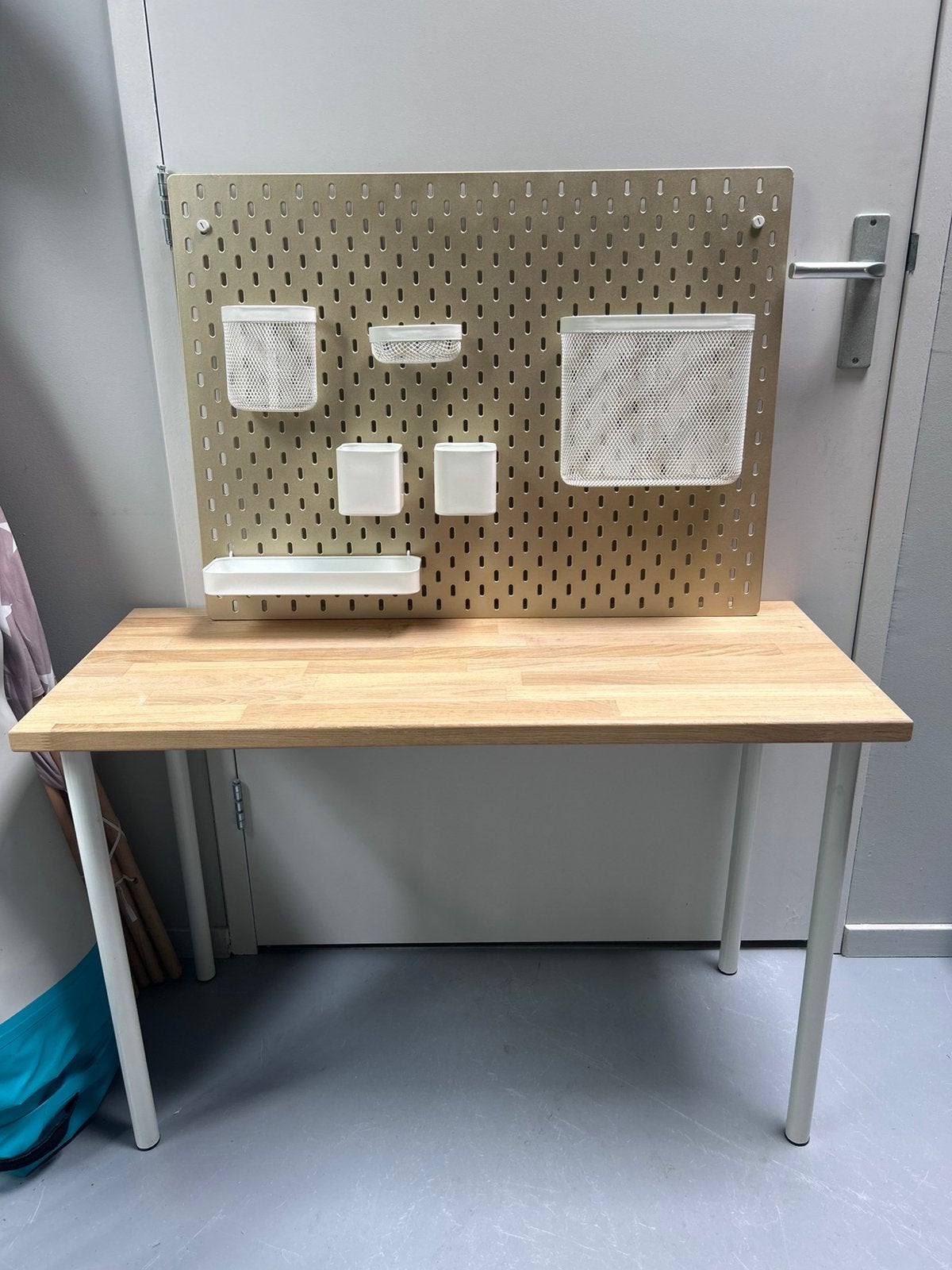 Kinderbureau + goudkleurig pegboard, Ophalen, Zo goed als nieuw
