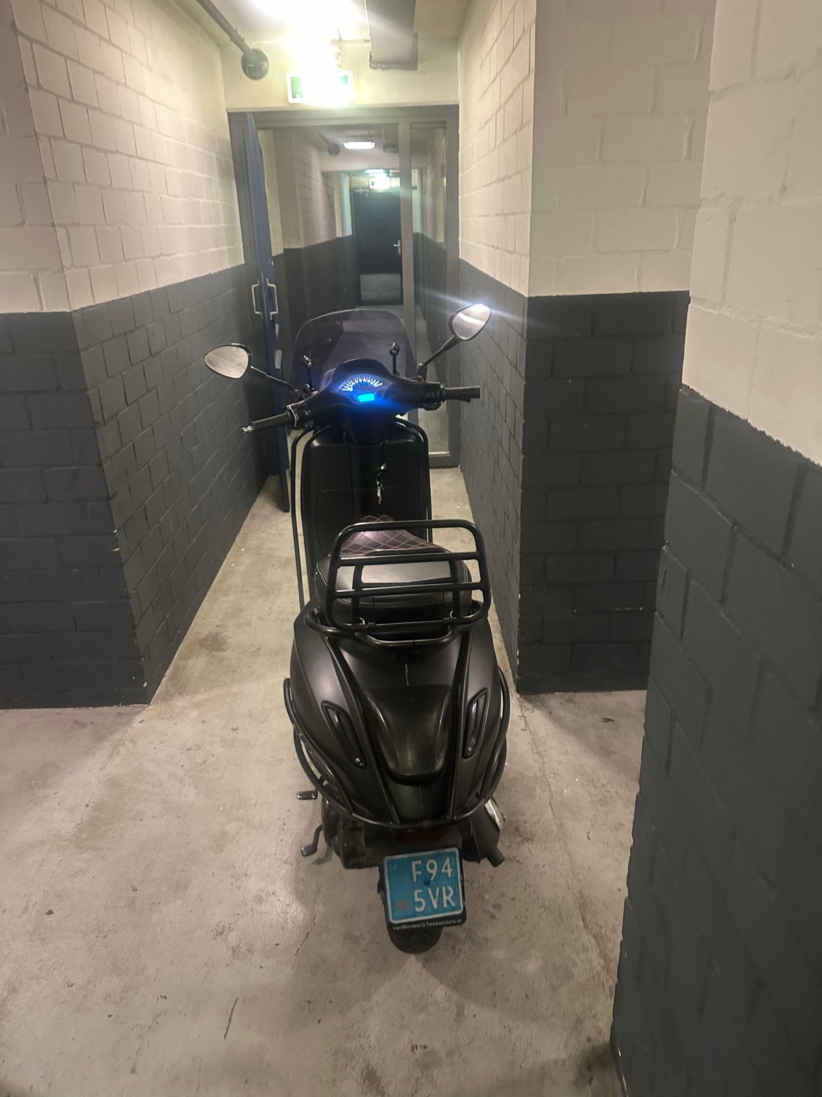 Foto 2 van Matzwarte Vespa LXV Scooter - Zo goed als nieuw