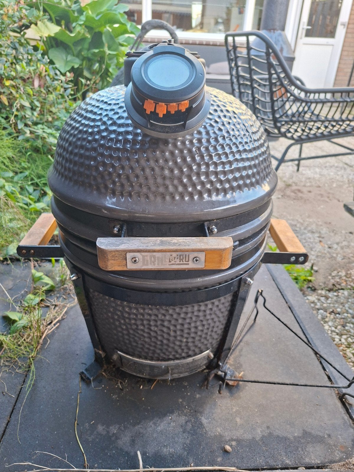 Grill Guru Compact Kamado BBQ met thermometer en pizzasteen, Ophalen, Gebruikt, Grill Guru