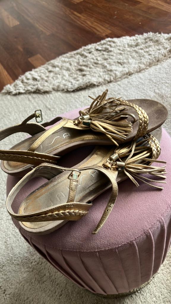 Unisa gouden sandaaltjes 40, Ophalen of Verzenden, Gedragen, Overige kleuren, Sandalen of Muiltjes