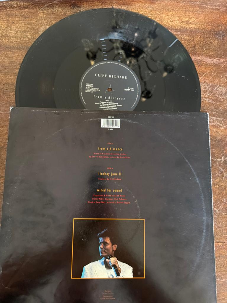 Cliff Richard - From a Distance 12" Maxi Single + Poster, Gebruikt, Inclusief poster, 1980 - 1989, Ophalen of Verzenden