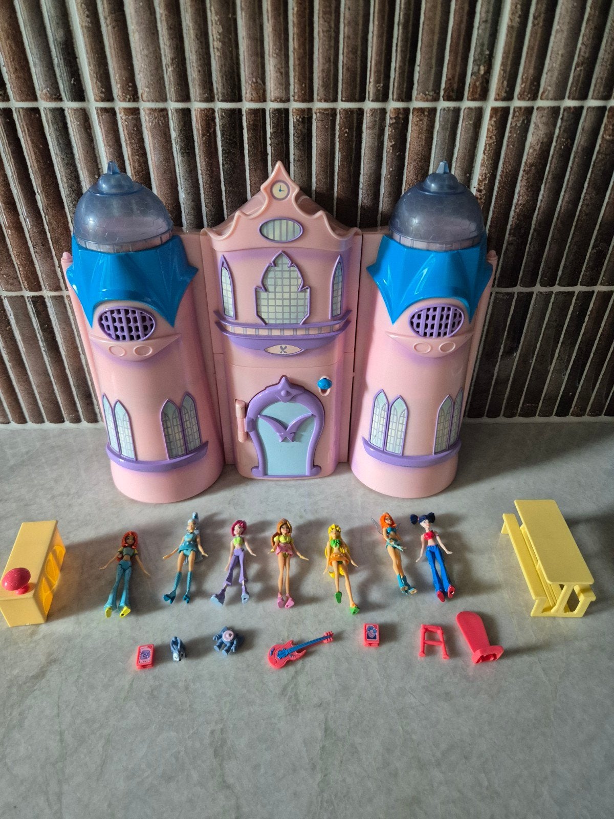 Winx Club Magical Minis Alfea College Mattel 2004 met 7 fig, Kinderen en Baby's, Speelgoed | Poppen, Ophalen of Verzenden, Gebruikt