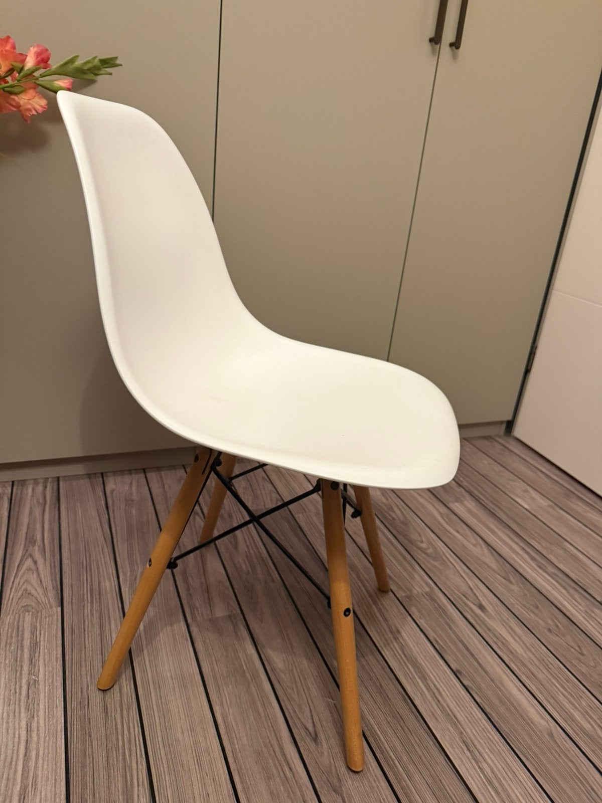 Witte kuipstoel met houten poten, Huis en Inrichting, Stoelen, Ophalen, Zo goed als nieuw, Wit, Eén