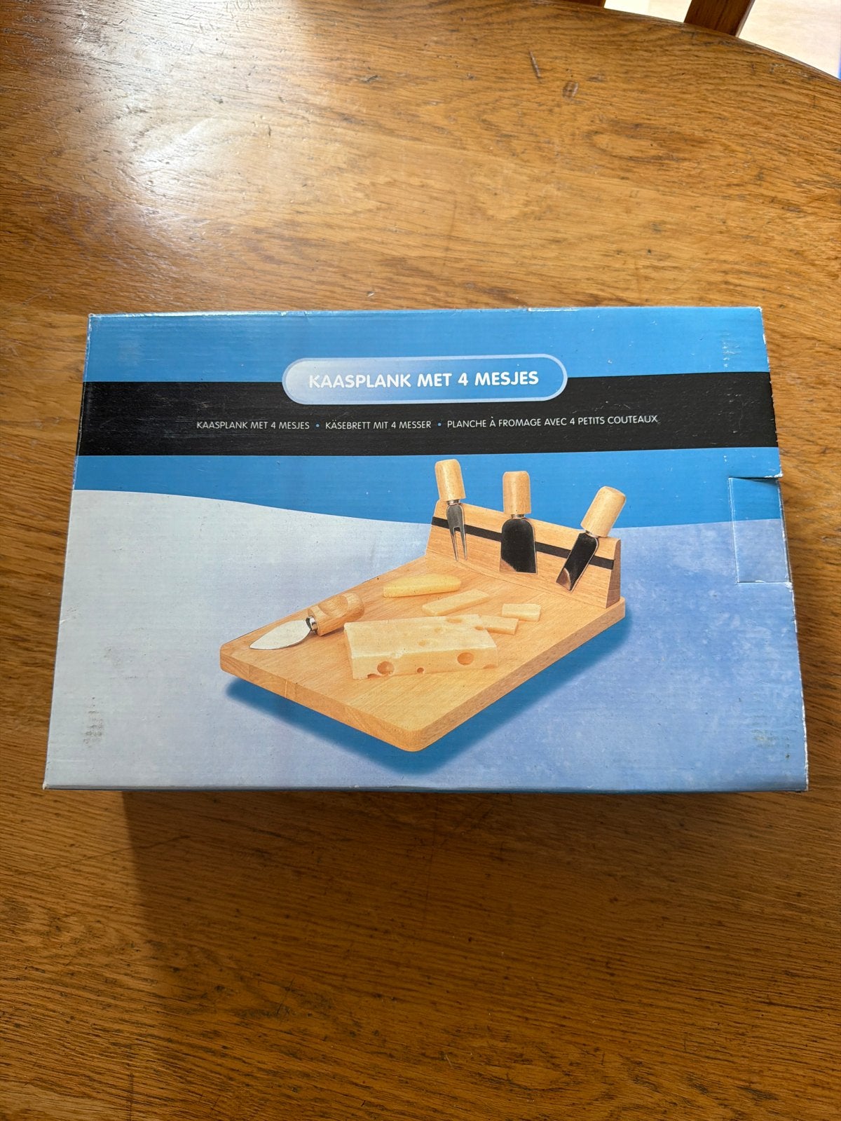 Kaasplank met 4 mesjes - Nieuw in doos, Hout, Snij-/serveerplank, Nieuw, Ophalen of Verzenden