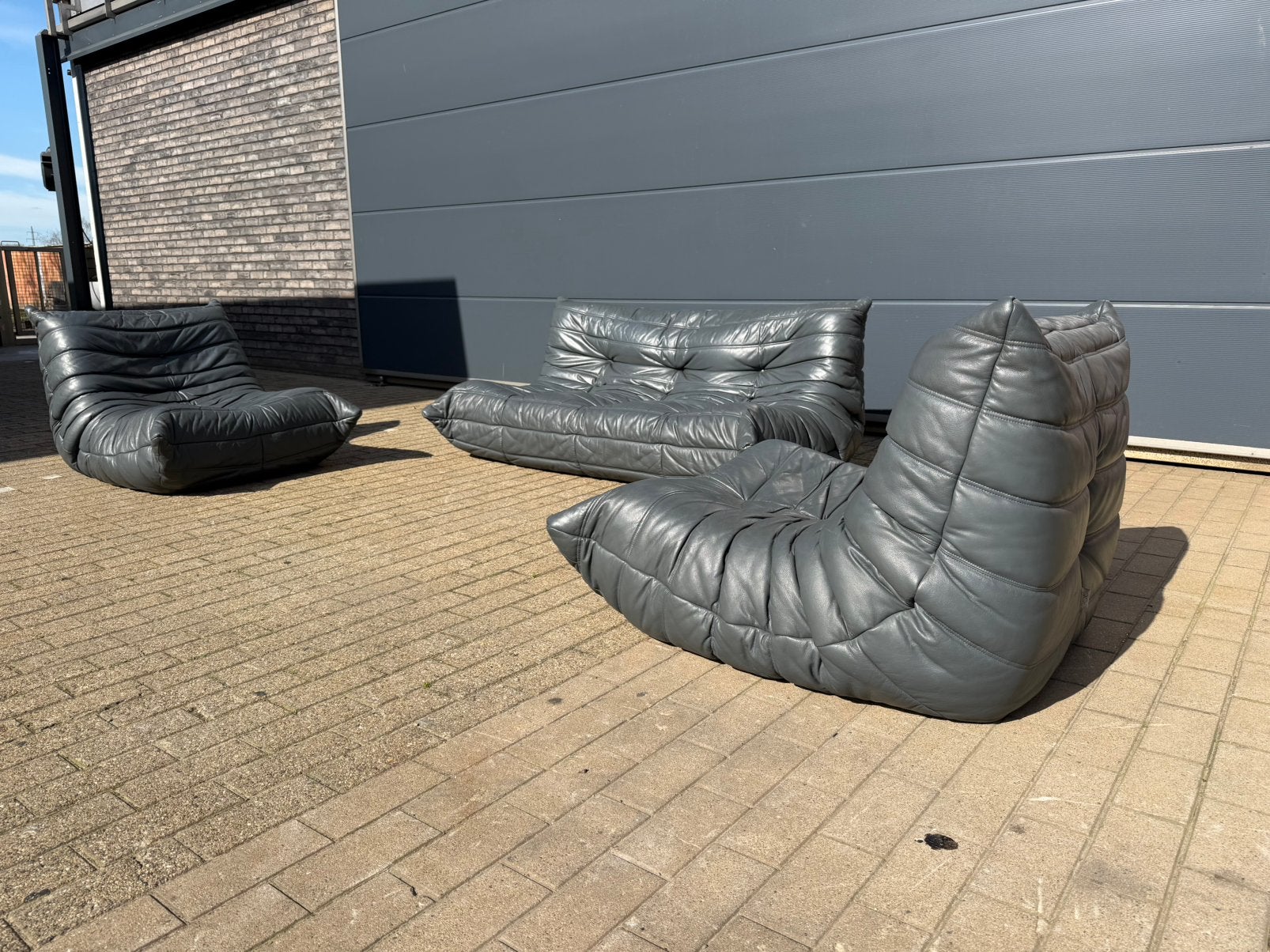 100% authentieke Ligne Roset Togo 3z & 2x 1z in Grijs leder, Huis en Inrichting, Ophalen of Verzenden, Zo goed als nieuw, 75 tot 100 cm