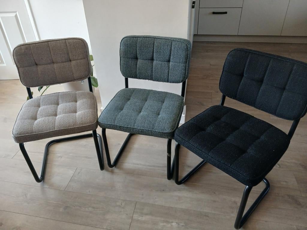 8 KICK stoelen: 3 zwart, 3 grijs, 2 blauw - zitvlak 48 cm, Ophalen