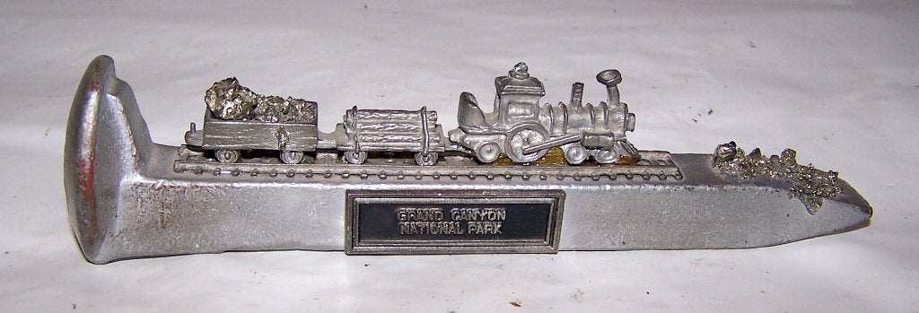 Tinnen souvenir Grand Canyon Park-trein op spoorwegspijker., Antiek en Kunst, Ophalen of Verzenden