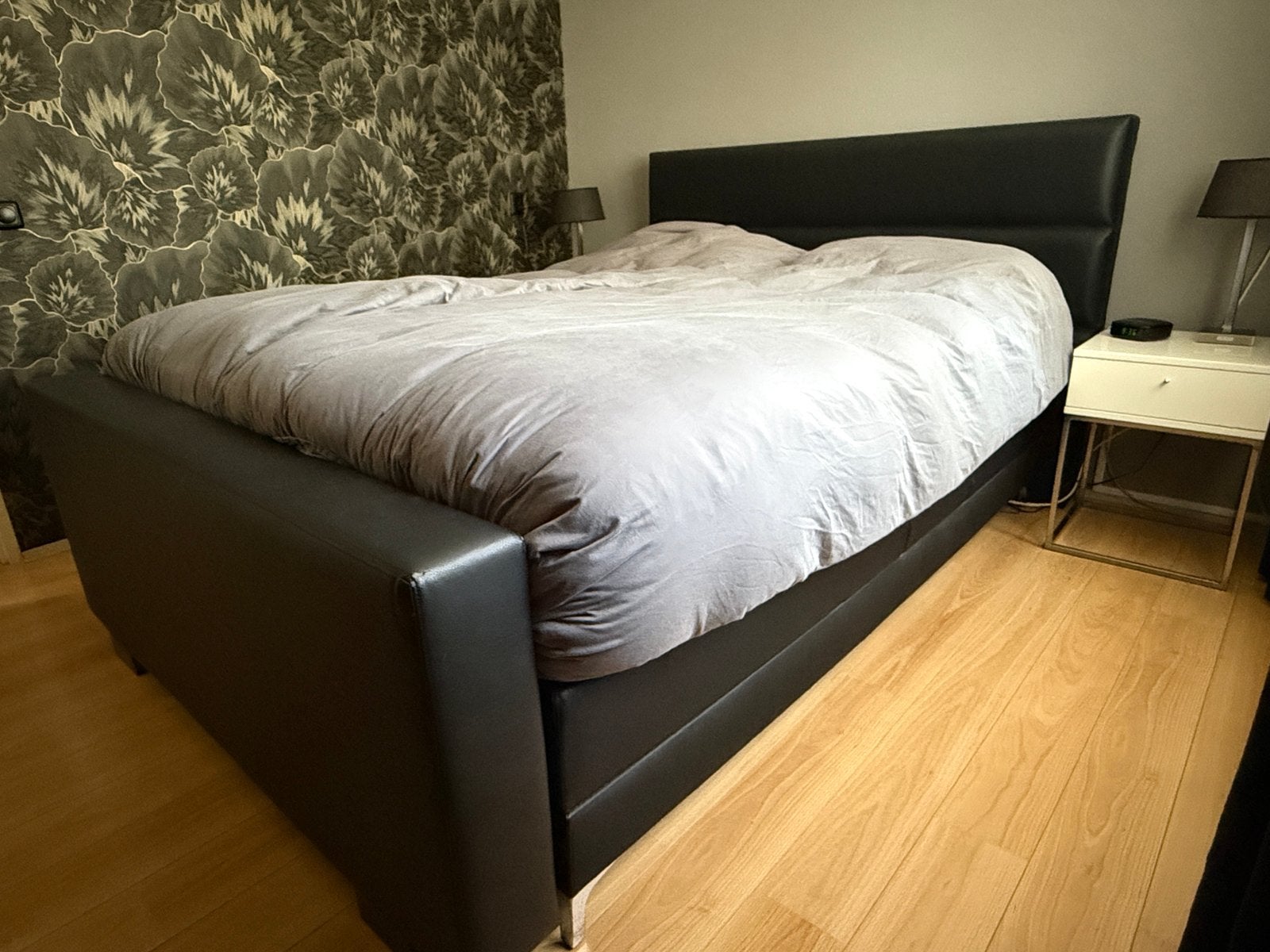 Elektr boxspring met hoofd- en voetbord, matrassen en topper, Ophalen, Gebruikt, Zwart, Tweepersoons