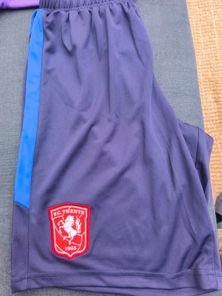 FC Twente Kicks Pure Energie Short Donkerblauw Maat S -Nieuw, Ophalen of Verzenden, Nieuw, Kleding