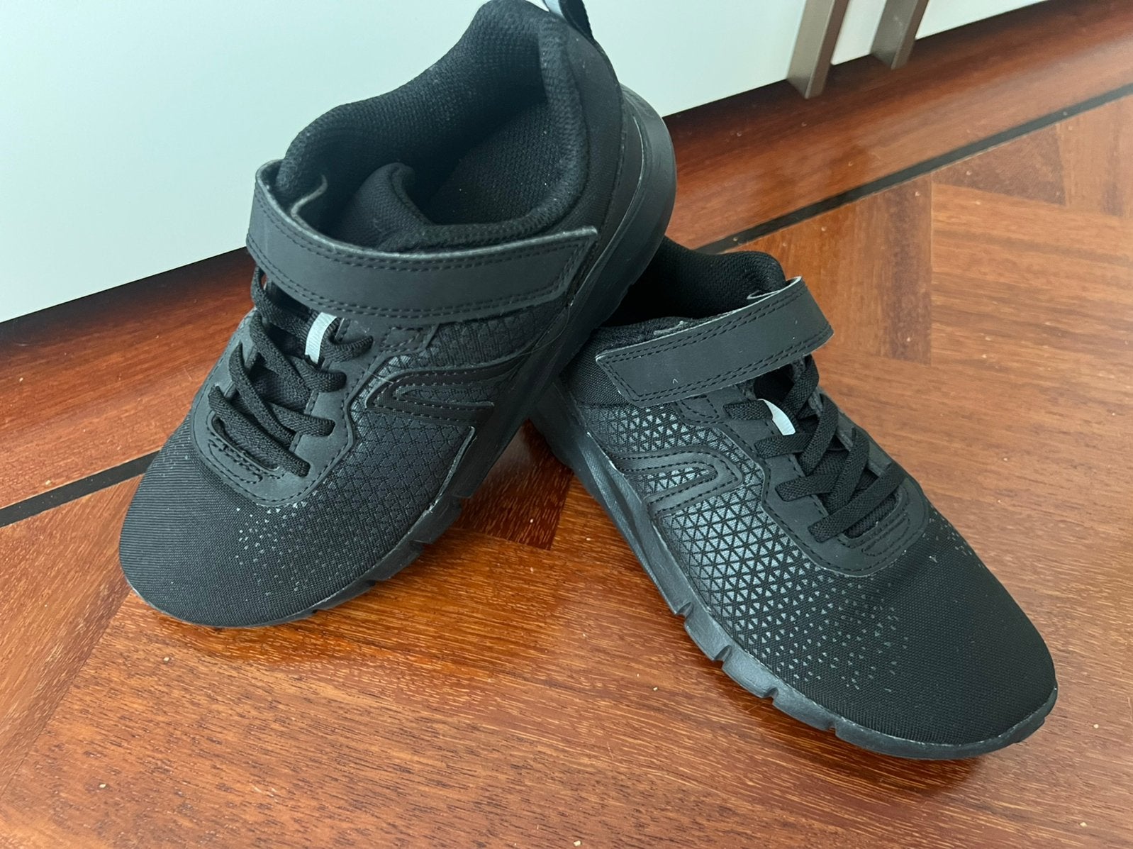 Zwarte lichte sneakers decathlon maat 34, Decathlon, Ophalen of Verzenden, Zo goed als nieuw, Jongen of Meisje