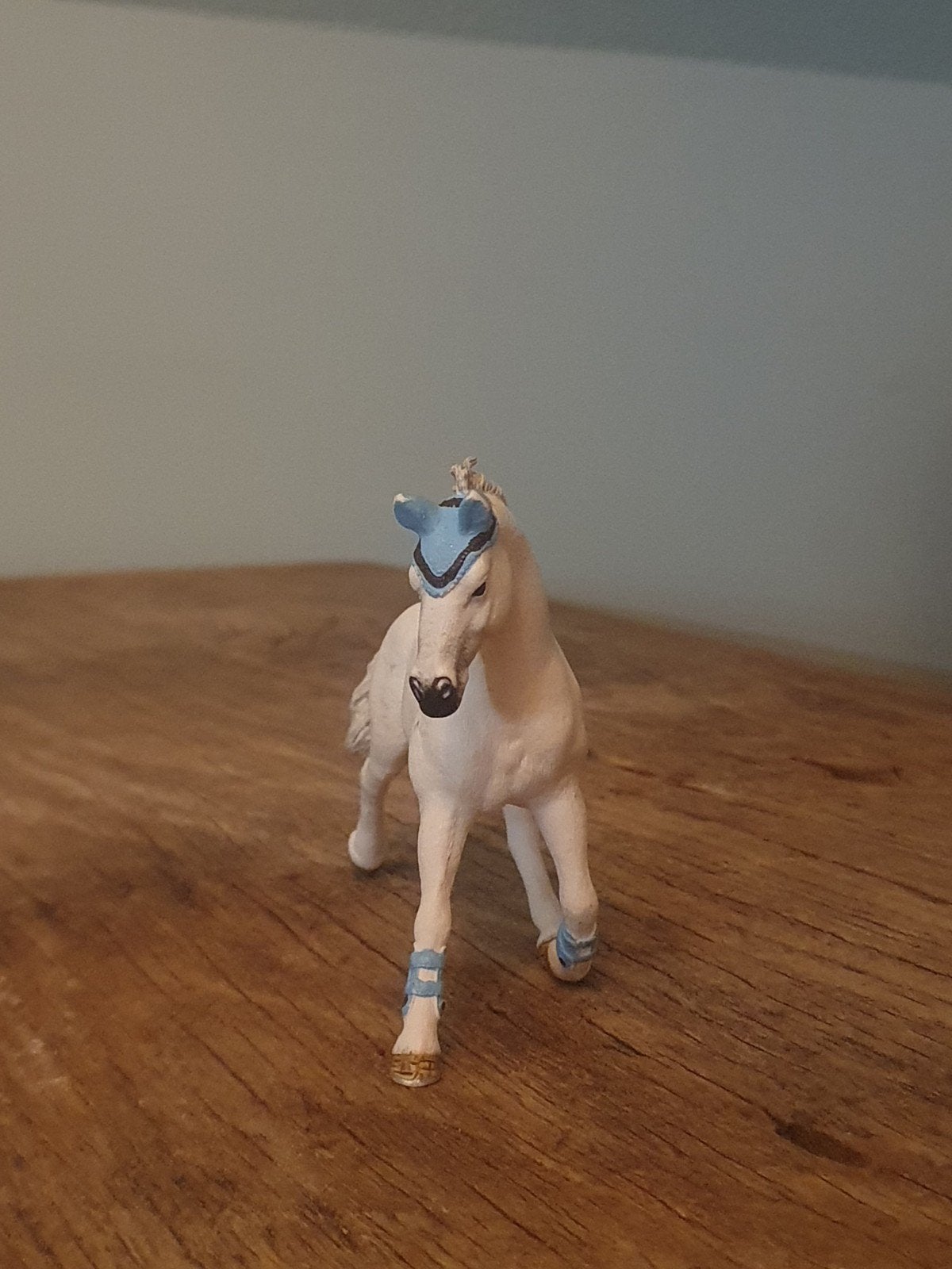 Schleich paard wit met blauwe accessoires, Ophalen of Verzenden, Zo goed als nieuw