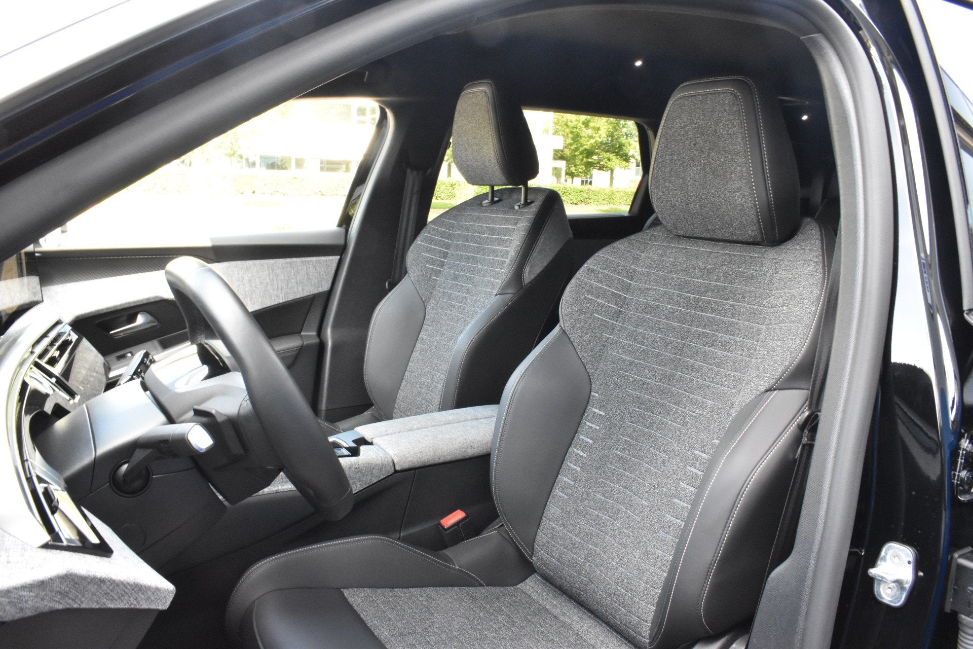 Peugeot 5008 Hybrid 145pk DCS-6 Automaat Allure | Navigatie, Auto's, Peugeot, Gebruikt, Zwart, 1199 cc, Zwart