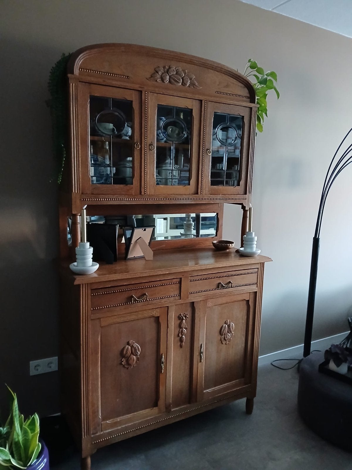 Antieke houten kast met glas-in-lood deuren, Ophalen