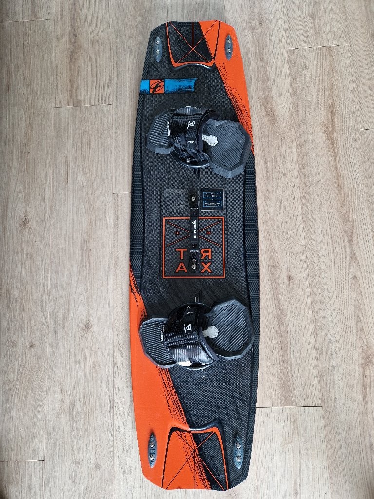 Kite board F-one trax, Watersport en Boten, Kitesurfen, Ophalen, Gebruikt, Twintip, Kiteboard