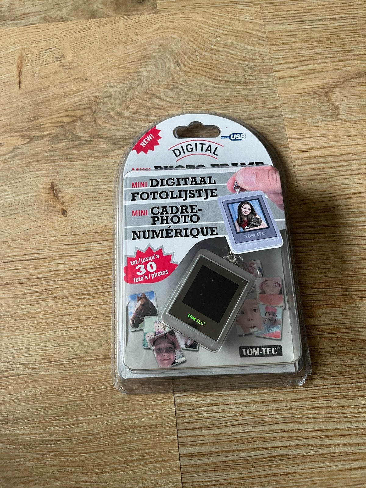 TOM-TEC Mini Digitaal Fotolijstje Sleutelhanger - Nieuw, Audio, Tv en Foto, TOM-TEC, Nieuw, Ophalen of Verzenden, Kleiner dan 8 inch