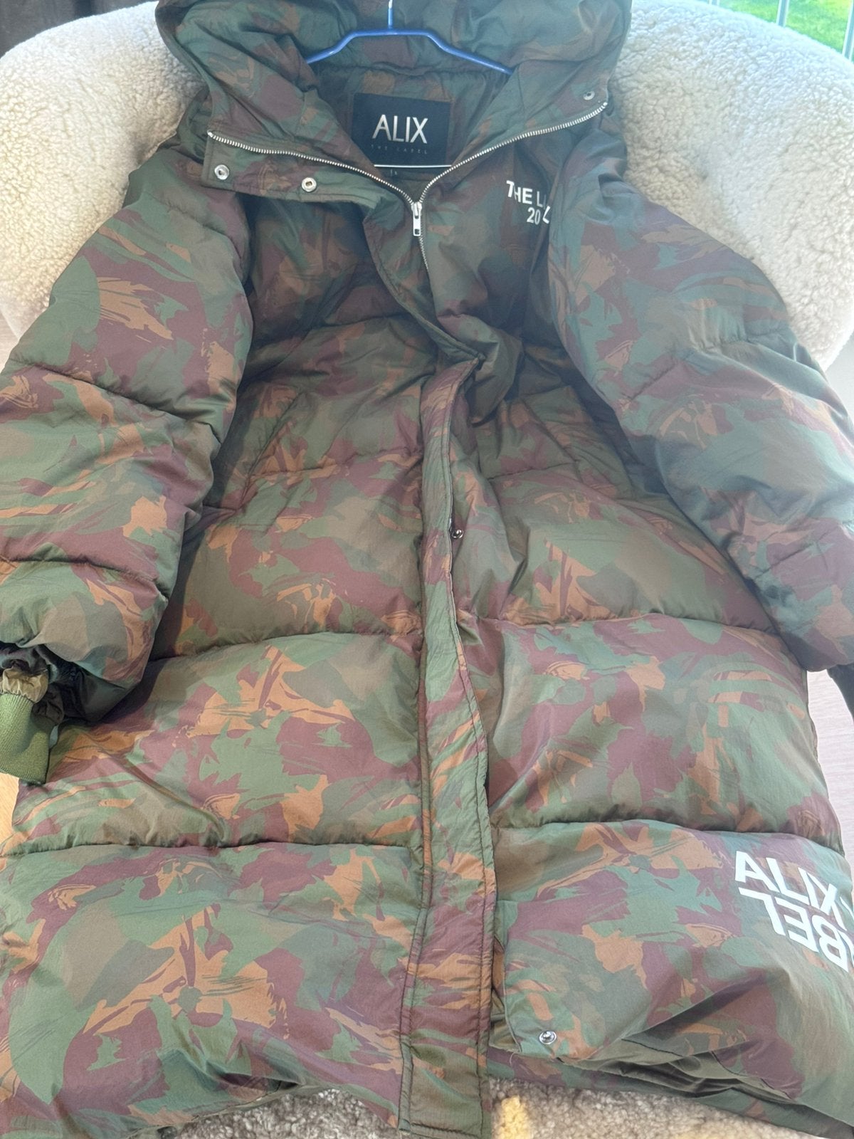 ALIX THE LABEL Lange Camouflage Puffer Jas Maat L, Ophalen, Nieuw, Maat 42/44 (L), Meerkleurig