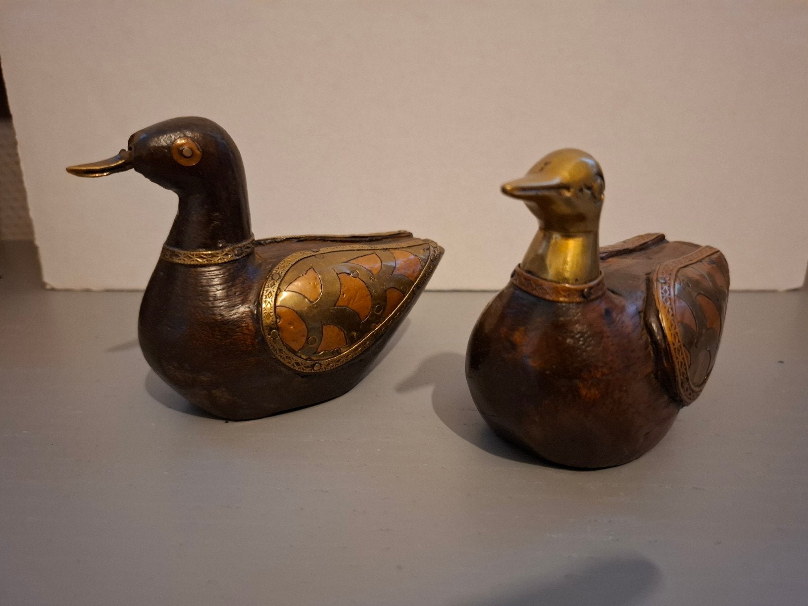 Set van 2 vintage houten eenden met messing en koperen inleg, Antiek en Kunst, Ophalen of Verzenden