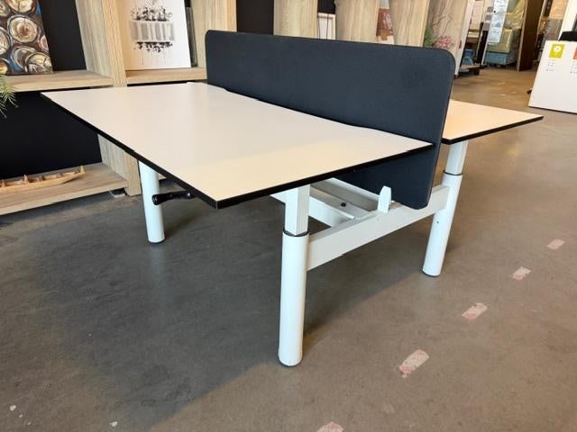 Foto 4 van Gispen TM Duo-bureau met slinger , verdeler, kabelgoot, 20st