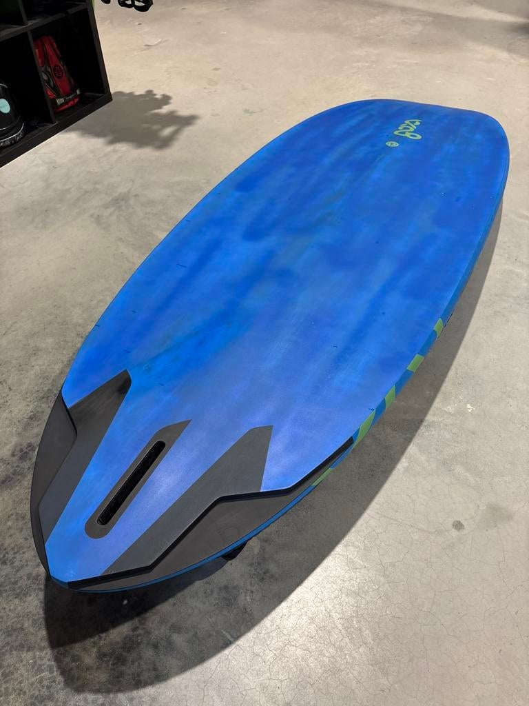 Goya Bolt 4 Carbon - 129L / Nieuwste model, Watersport en Boten, Windsurfen, Ophalen, Zo goed als nieuw, Minder dan 250 cm, Plank