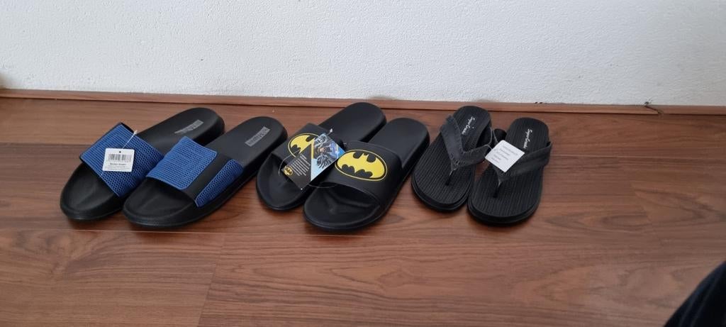 NIEUWE dames heren kinder slippers maten 44 en 43 en 40, Slippers, Zwart, Nieuw, Ophalen of Verzenden