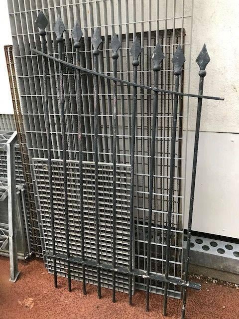Stukje sierhekwerk oud gesmeed naast poort, Ophalen, Gebruikt, IJzer, Sierhekwerk