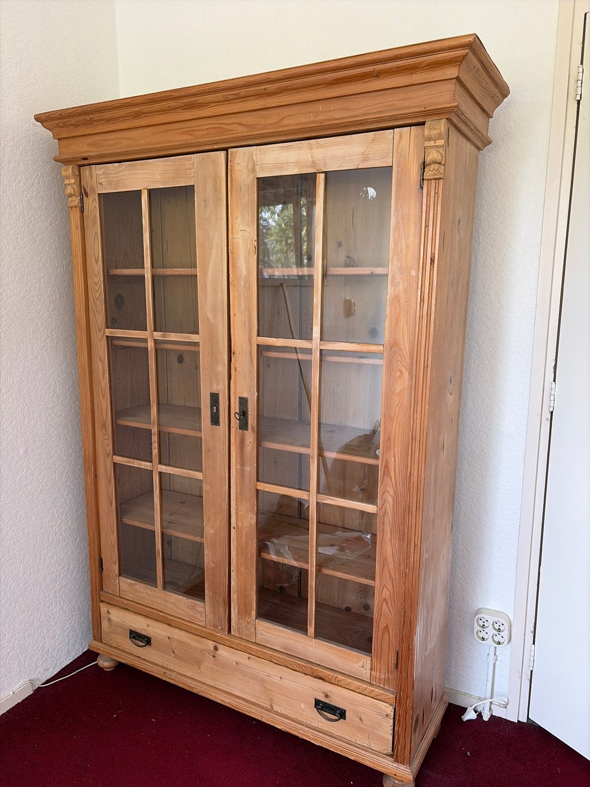 Massief houten vitrinekast met glazen deuren, Ophalen