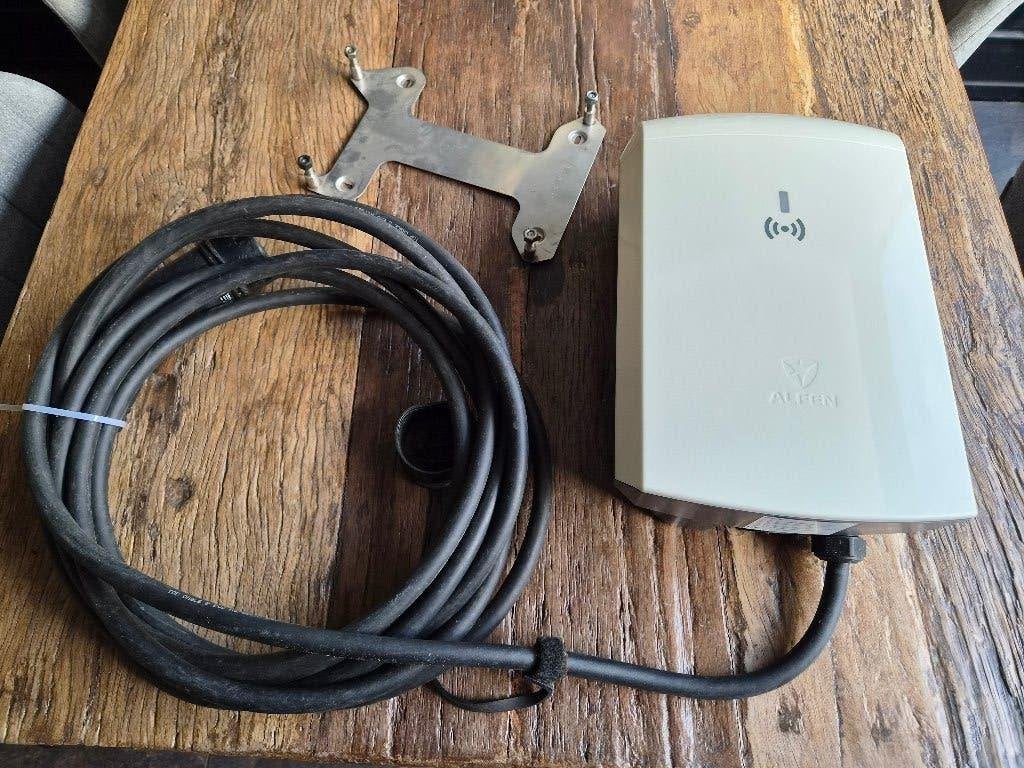 Alfen laadpaal EVE 3f 22kw lange vaste kabel en wachtwoord., Ophalen of Verzenden, Zo goed als nieuw, Laadpaal en Laadkabel