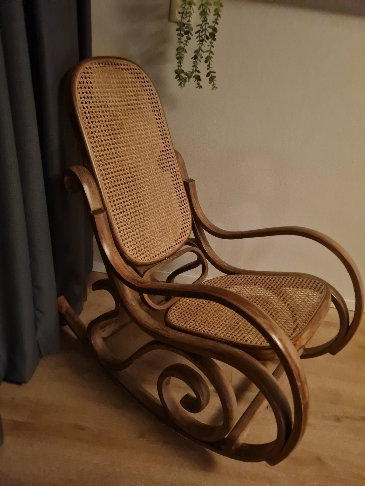 Thonet stijl schommelstoel met webbing, Ophalen