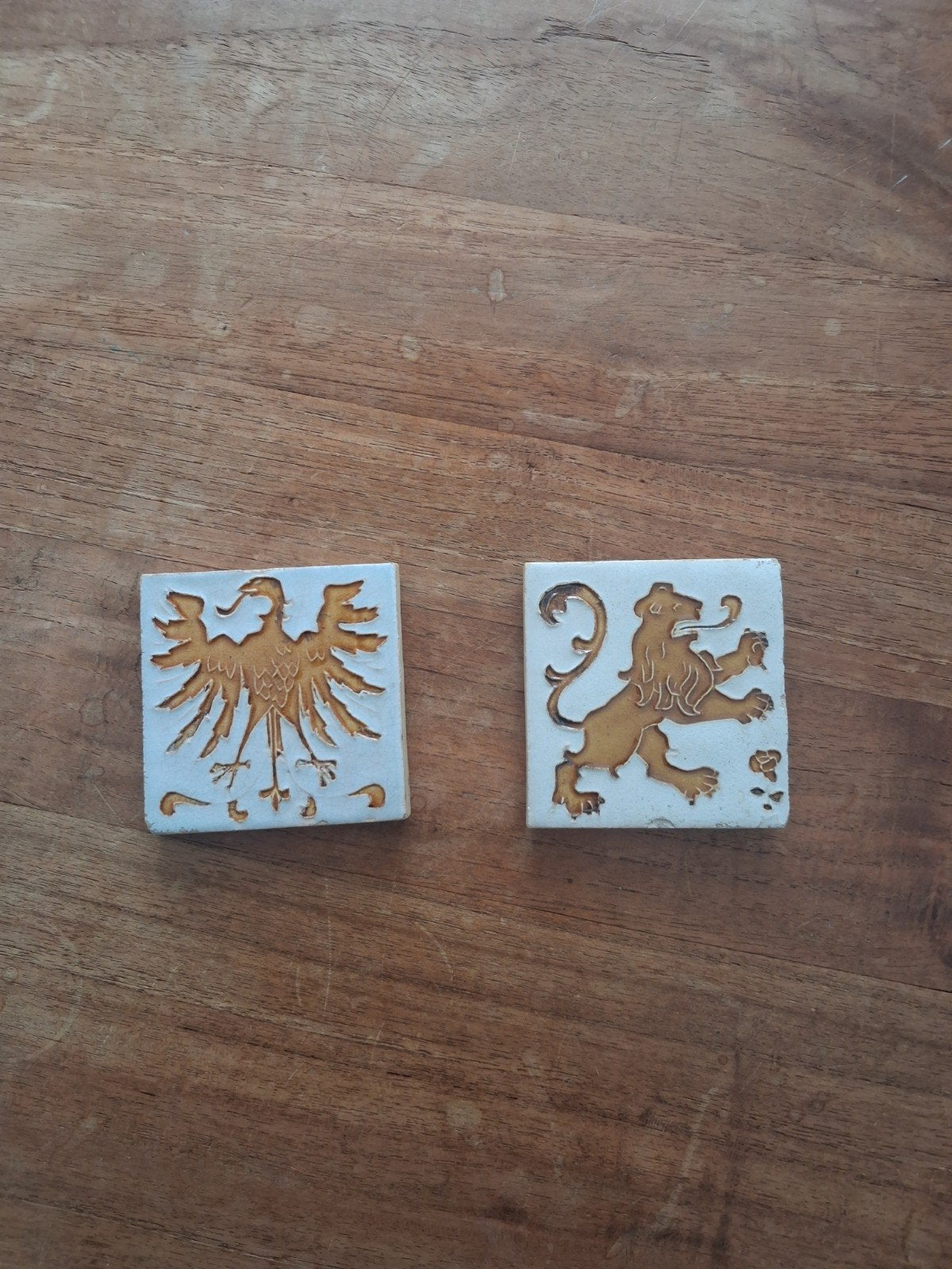 Set van 2 decoratieve tegels: Adelaair en Leeuw, Antiek en Kunst, Ophalen of Verzenden