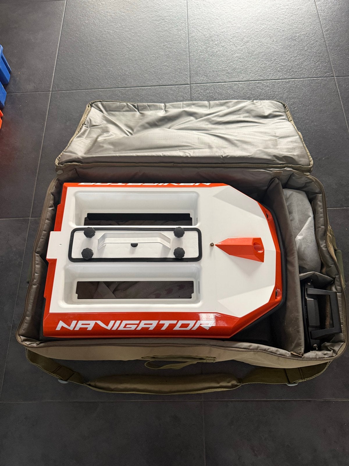 Voerboot Navigator met Toslon TF740 en Futaba T6K, Ophalen of Verzenden, Zo goed als nieuw, Overige typen, Zeilboot of Motorboot