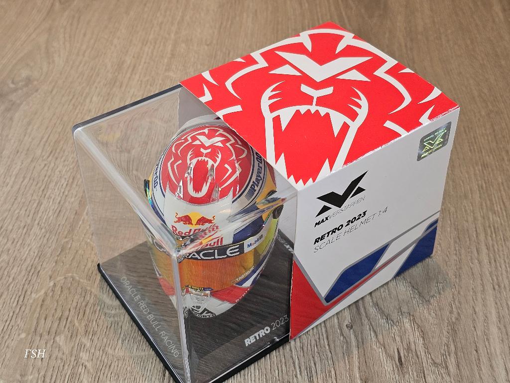 SALETOPPER: Helm 1:4 Max Verstappen # 1, RETRO 2023., Verzamelen, Ophalen of Verzenden, Zo goed als nieuw, Formule 1