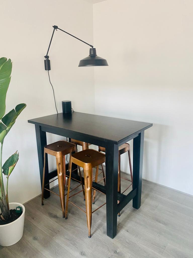 IKEA bartafel + 4 barkrukken – massief hout – zwart, Ophalen, Gebruikt, 4 tot 6 stoelen