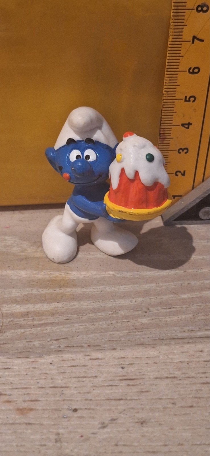 Smurf poppetje met taart smulsmurf uit 1996 (1625), Verzamelen, Verschillende Smurfen, ., Ophalen of Verzenden, Zo goed als nieuw