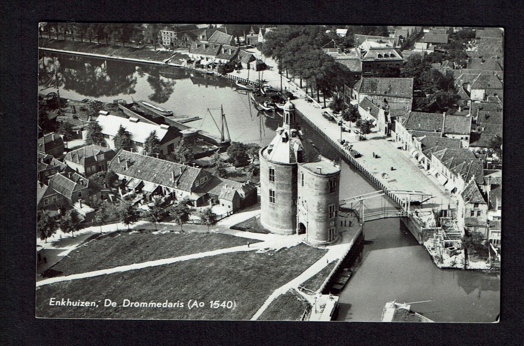Enkhuizen, 1960 - KLM Luchtfoto De Drommedaris, Ophalen of Verzenden, 1940 tot 1960, Gelopen, Noord-Holland