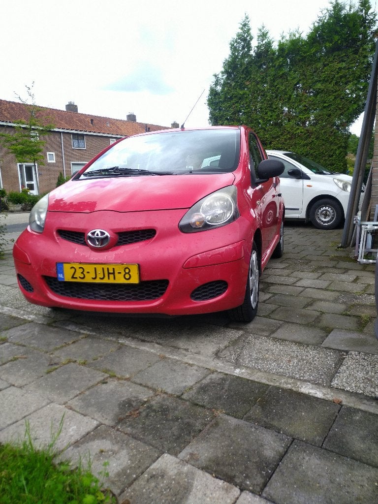 Toyota Aygo 1.0 12V Vvt-i 3DRS MMT 2009 Rood, Auto's, Voorwielaandrijving, 4 stoelen, 68 pk, Origineel Nederlands