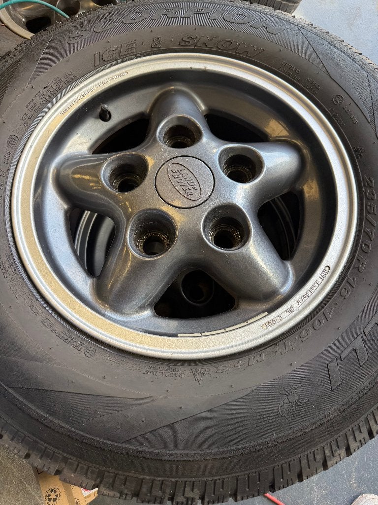 Originele Land Rover 16 inch velgen met Pirelli winterbanden, Auto-onderdelen, Banden en Velgen, Ophalen, Gebruikt, Velg(en), 16 inch