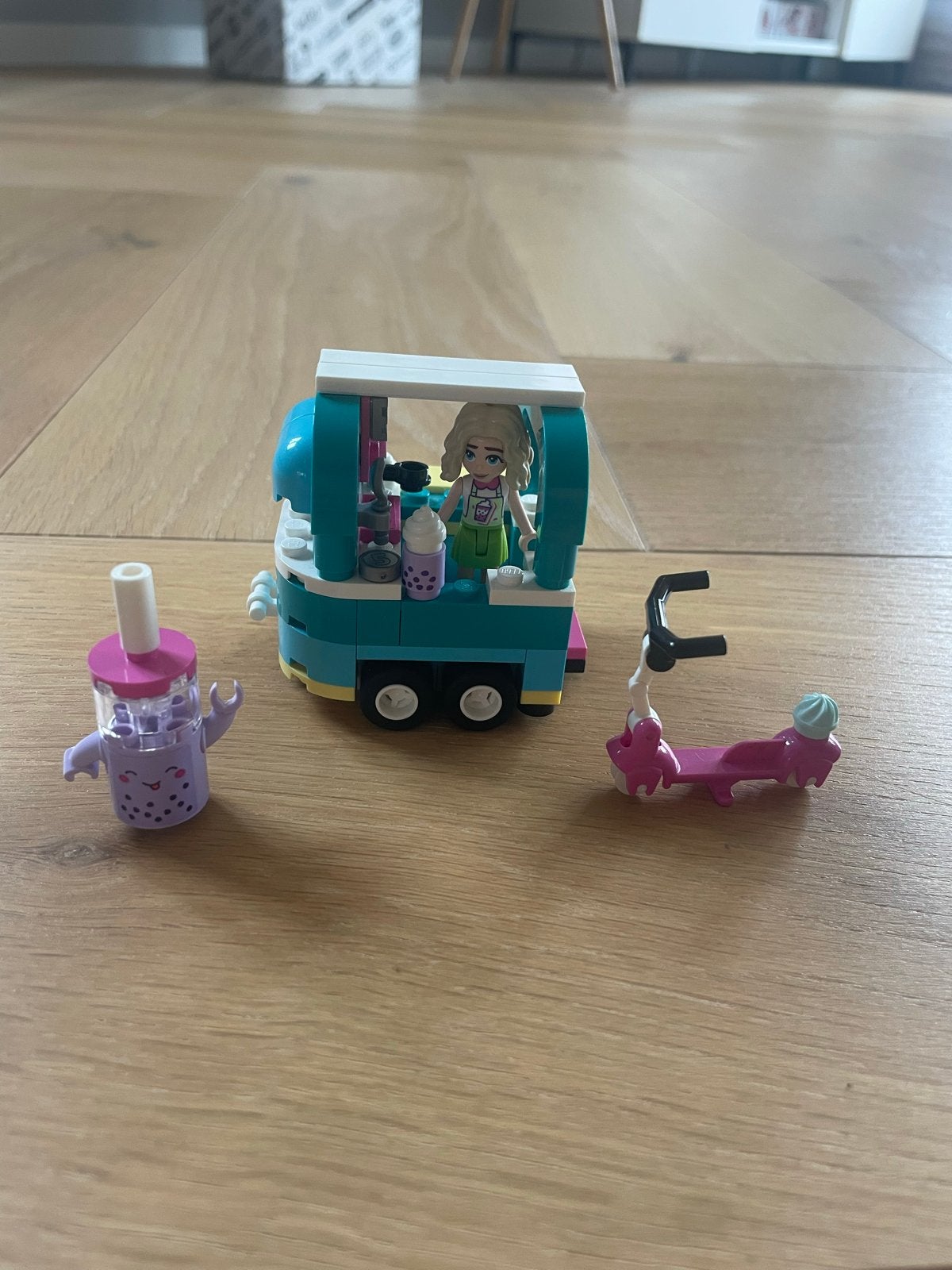 LEGO Friends Bubble Tea Food Truck met Scooter en Figuur, Ophalen of Verzenden, Zo goed als nieuw, Overige merken
