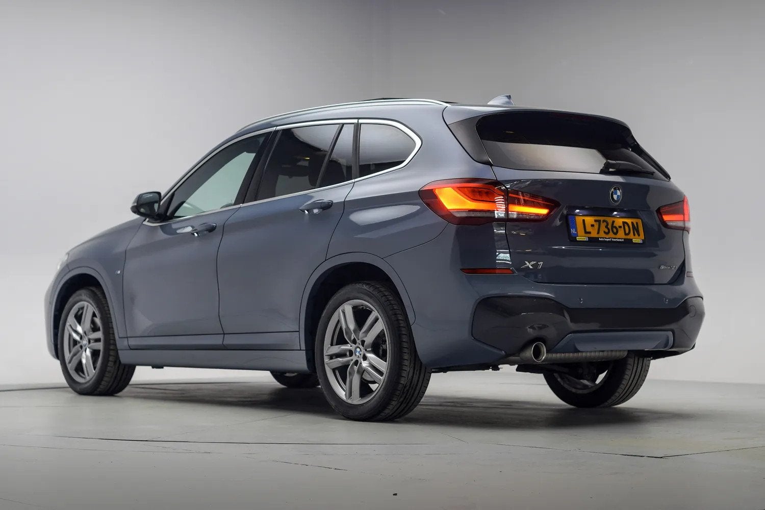BMW X1 sDrive18i M Sport High Executive Aut. [ Panorama Lede, Auto's, 136 pk, Gebruikt, 3 cilinders, Zilver of Grijs